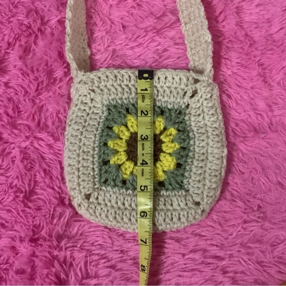 HANDCRAFTED, HAND CROCHETED LITTLE GIRLS PURSE IN OFF WHITE WITH CUTE SUNFLOWER - Picture 3 of 5